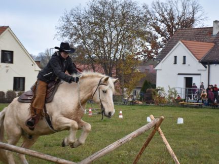 Podzimní Hubertskou vyjížďku si v Dobrošově a Klisinci užili jezdci i diváci