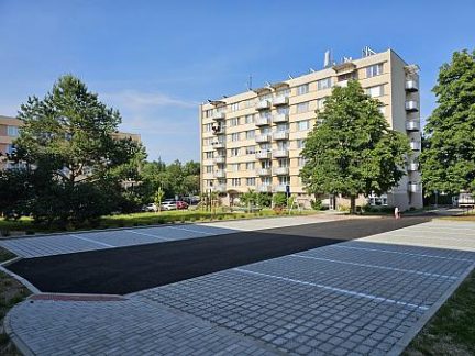 Krumlovská radnice zahájila průzkum zájmu o parkovací místa na sídlišti Za Nádražím