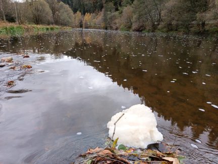 Obyvatele i návštěvníky Krumlova zaráží pěna na hladině Vltavy