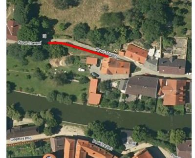 Opěrná zeď na Novém stavení v Jindřichově Hradci by se mohla zřítit. Město uzavře chodník