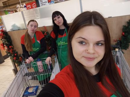 Sbírka potravin v Prachaticích přinesla téměř půl tuny pomoci pro Český červený kříž