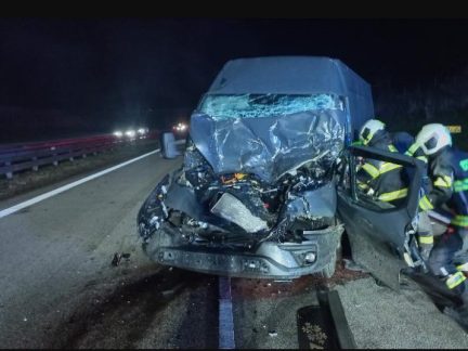 Dálnici D3 uzavřela vážná nehoda, na místě jsou zranění