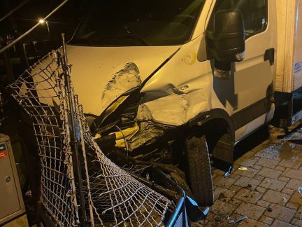 Narkoman si dal lysohlávky. Nejdřív křičel na ulici v Táboře, pak ukradl dodávku a havaroval