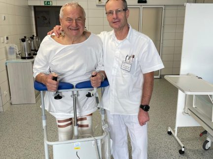 Unikátní operace v Prachaticích: Ortopedi nahradili pacientovi obě kolena šetrnou metodou