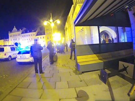 Dívka v Budějovicích ničila věci u vznikajícího vánočního městečka. Pak začala napadat i lidi