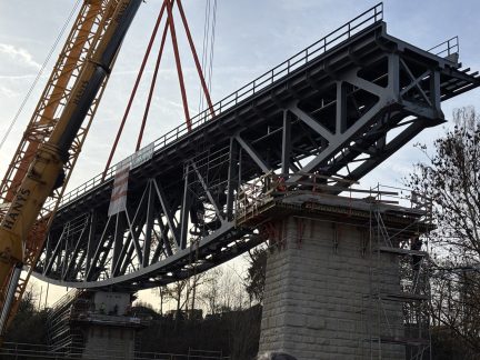 VIDEO: Nad Lužnicí se zvedl kolos. Rekonstrukce Bechyňského mostu pokračuje