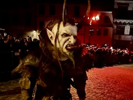 Centrum Prachatic ovládnou dnes večer děsiví krampusáci