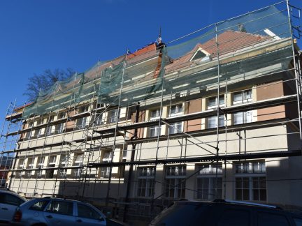 Ve Vyšším Brodě budují novou zušku z někdejší české školy