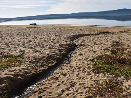 Nízká hladina Lipna odhalila roury vedoucí do přehrady. Je vůbec reálné zjistit, kdo jimi vypouští?