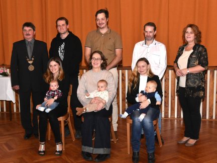 V Hrazanech přivítali nové občánky s úsměvem, písněmi a dárky