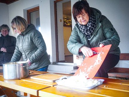 V Nišovicích se lidé scházejí na sousedském obědě. Tradici inspirovala družba ve Švýcarsku