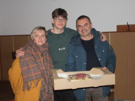 Mobily do talíře a hospodský kvíz může začít. V Jamném vyhráli Kofíci z Písku