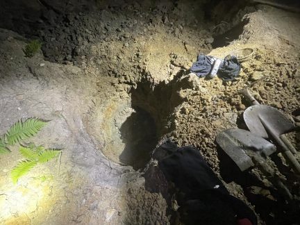 Nelegální kopáče vltavínů hnal z lesa muž se zbraní v ruce