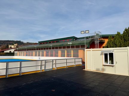 Bruslaři si budou moci už za pár dní vyzkoušet v Prachaticích led na mobilním kluzišti