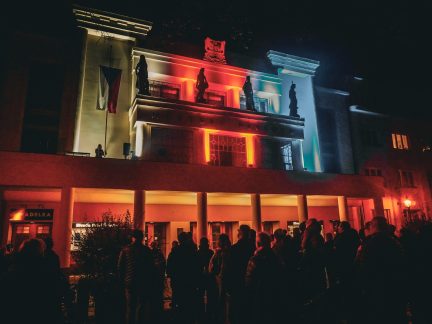 Písecké divadlo 17. listopadu zazářilo v barvách trikolory