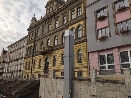 Kvůli přesunu pylonu s hodinami se ve Strakonicích uzavírá ulice U Svaté Markéty