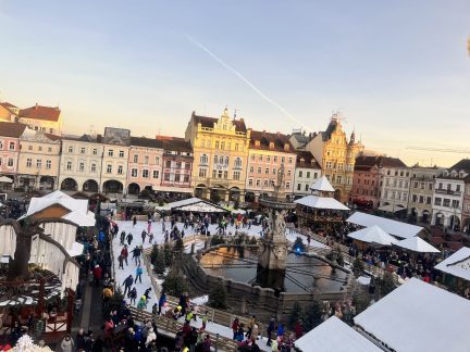 Budějovické adventní městečko se otevírá. Z kmene loňského vánočního stromu vznikla Popelka