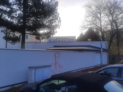 Vandal posprejoval zeď u domu v Jindřichově Hradci