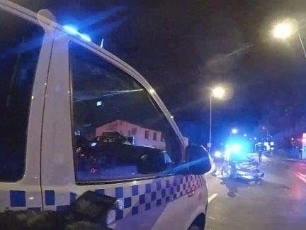 V Budějovicích havarovali dva mladí řidiče. Jeden byl opilý, druhý zazmatkoval