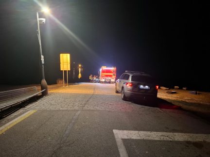 Cizinec sjel s autem do Lipna, zachránit se ho nepodařilo