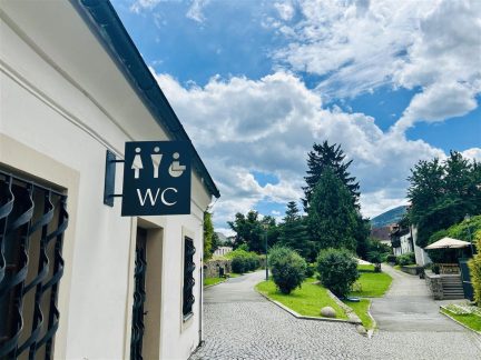 Veřejné toalety na Parkáně v Prachaticích mají moderní pokladnu