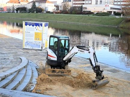 Z náplavky u Kamenného mostu zmizely pískové sochy. Dvě díla zůstávají k vidění i nadále