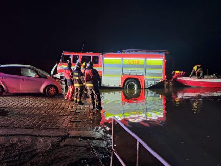 Cizince, který sjel s autem do Lipna, oživovali záchranáři marně desítky minut