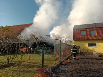 U požáru domu v Soběslavi zasahuje šest jednotek hasičů, škoda šplhá přes milion