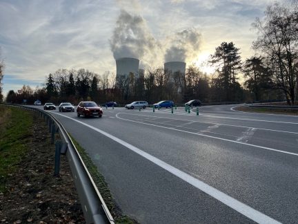 U Temelína upravili rizikovou křižovatku, v úseku přibudou i dva radary