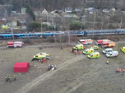 AKTUALIZOVÁNO: U Zlivi se střetl vlak a rychlík. Na místě jsou desítky zraněných, blízcí mohou využít infolinku