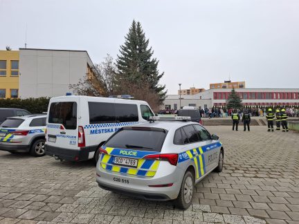 Kvůli anonymu policisté evakuovali žáky i učitele ze školy v Helsinské ulici v Táboře