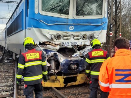 VIDEO: Po ranní nehodě na železnici u Zlivi transportovali záchranáři do nemocnic ihned 27 zraněných