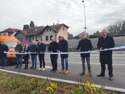 Stříhání pásky na Volyňské ve Strakonicích. Rok a půl prací prověřil trpělivost lidí i spolupráci investorů