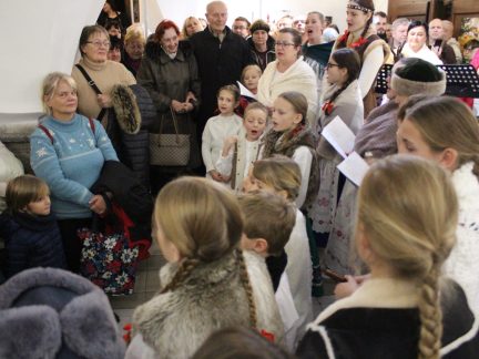 Galerie 140 praskala ve švech. Na vernisáž vánoční výstavy dorazilo přes sto lidí