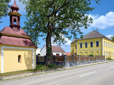 Doňov – obec na někdejší císařské silnici s tajemným údolím