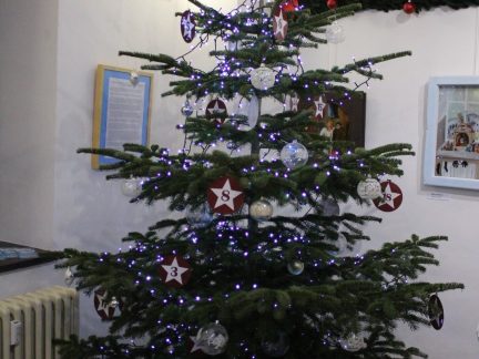 Strom splněných přání v táborské Galerii 140 nabízí možnost podpořit děti, které to nemají jednoduché