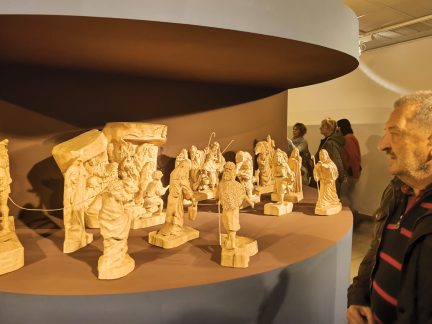 Náštěvníky muzea v Písku okouzlily betlémy a dřevořezby Romana Galeka