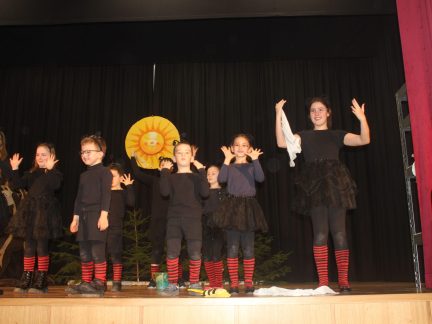 Plný sál kulturního domu v Hrejkovicích tleskal příběhu z mraveniště v podání místních dětí