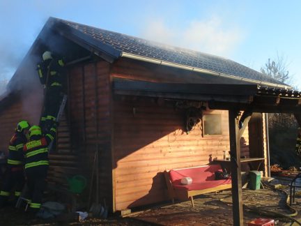 Hasiči zasahovali u požáru zahradní chaty v Budějovicích