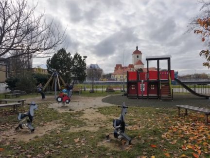 Ve Strakonicích otevřeli opravené dětské hřiště u mostu Jana Palacha