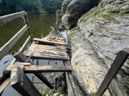 Obnova visuté lávky  u Židovy strouhy vyjde na více než milion. Pomoci má sbírka