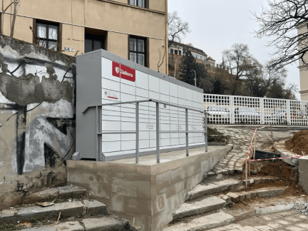 Vykrádali výdejní boxy, zboží prodávali. Trojice mladíků způsobila škodu přesahující půl milionu