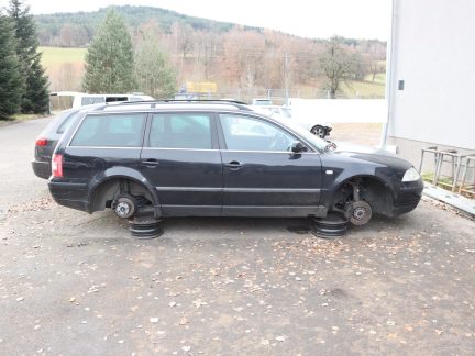 V autoservisu v Husinci řádil zloděj. Odmontoval z aut kola