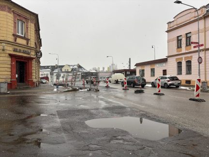 Oprava vodovodu zkomplikovala dopravu v Táboře. Teď už ji řídí semafory