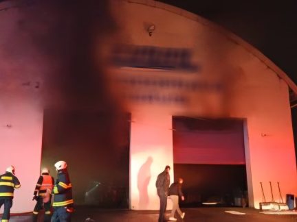 V dílně firmy v Boršově hořel zametací vůz. Škoda se blíží k milionu