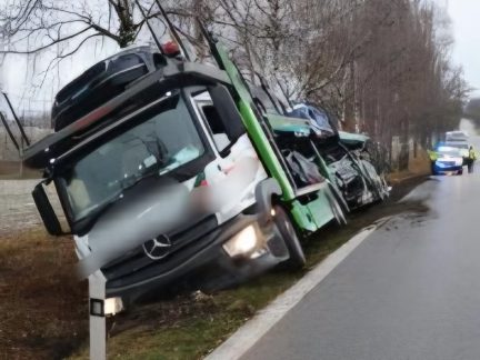 U Libějovic havarovalo nákladní auto. Hasiči přečerpávají naftu z nádrží
