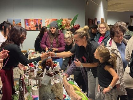 Vánoční benefiční výstava měla opět úspěch. Kino Portyč zaplnily desítky lidí