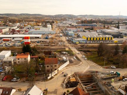 Lidé porušují zákaz vstupu na železniční přejezd v Nemanické ulici v Českých Budějovicích