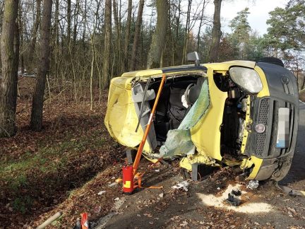 Opilý řidič způsobil nehodu na Strakonicku. Spolujezdce transportoval do nemocnice vrtulník