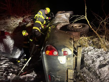 Řidička u Jistebnice nezvládla jízdu na namrzlé silnici. Z auta ji vyprošťovali hasiči